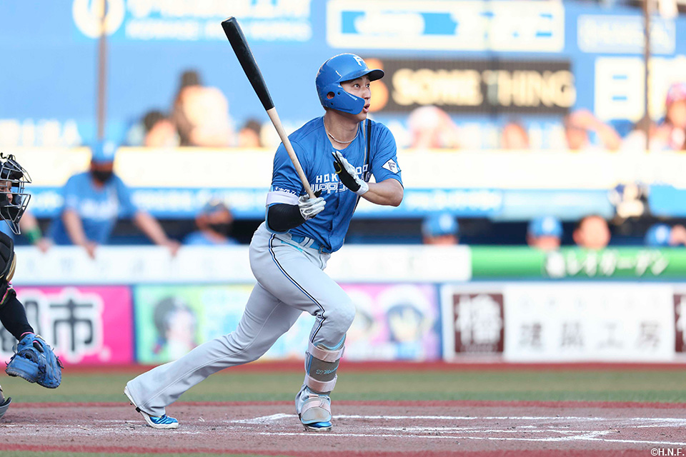 3回表、ライトへヒットを放つ淺間選手