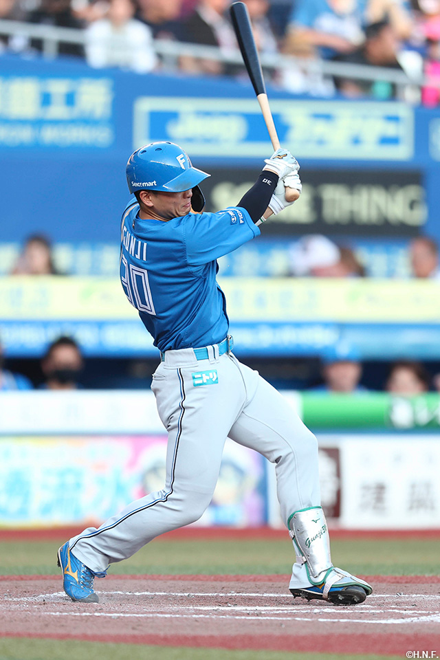 4回表、センターへヒットを放つ郡司選手