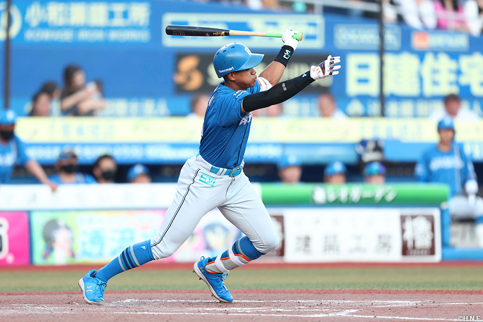 4回表、同点適時打を放つ万波選手01