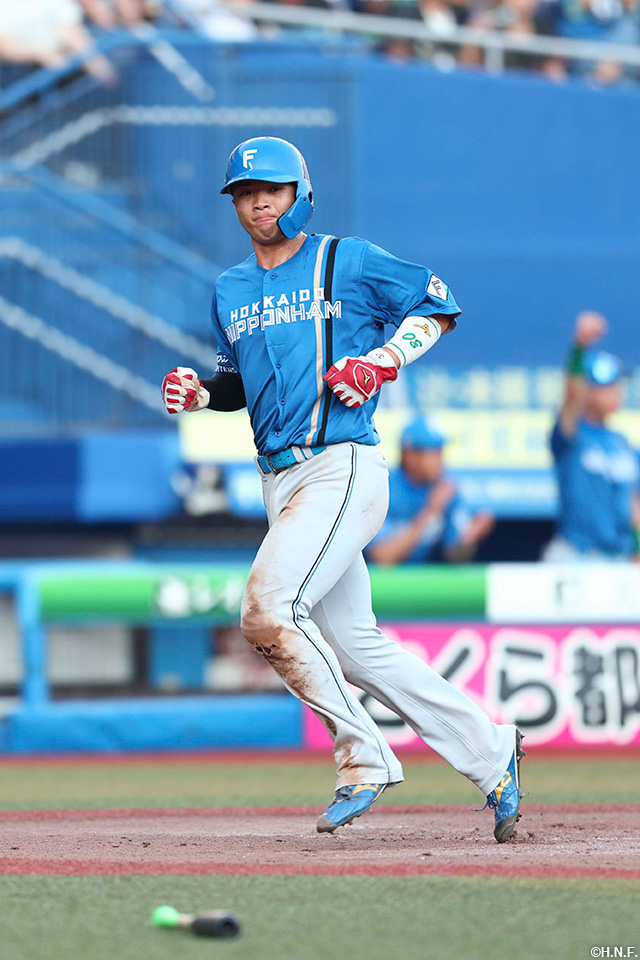 4回表、同点のホームを踏んだ郡司選手01