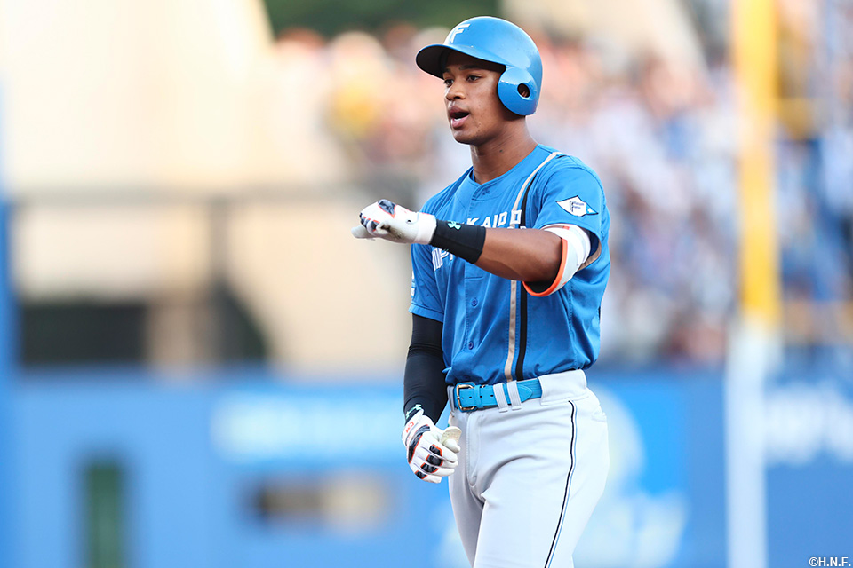 4回表、同点適時打を放つ万波選手02