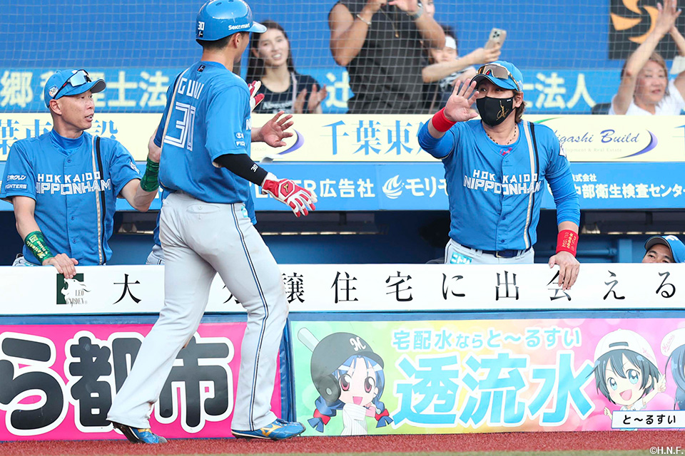 4回表、同点のホームを踏んだ郡司選手02