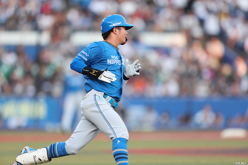 5回表、センターへヒットを放った奈良間選手