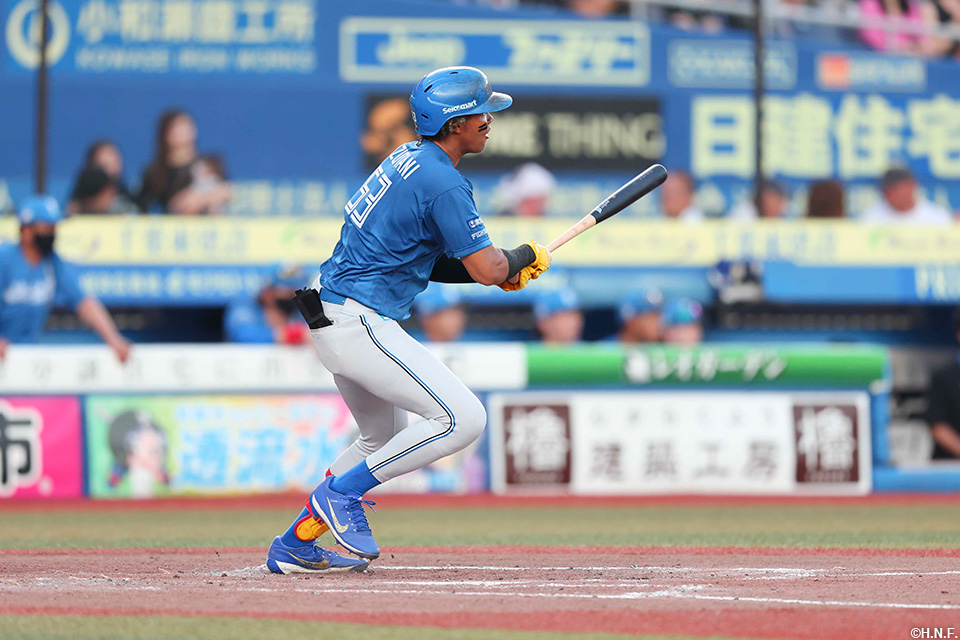 5回表、勝ち越しの適時二塁打を放つ水谷選手01