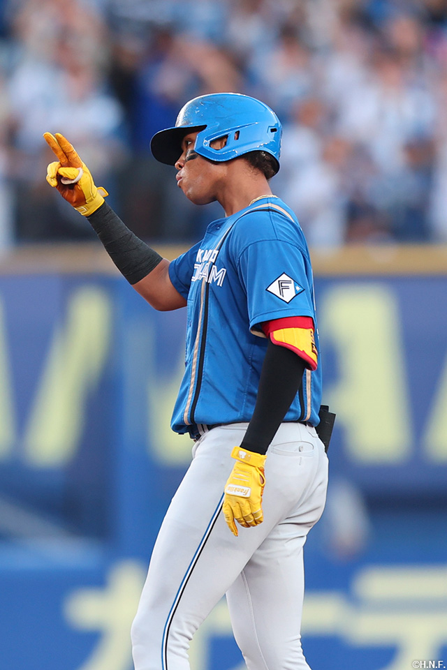 5回表、勝ち越しの適時二塁打を放つ水谷選手02