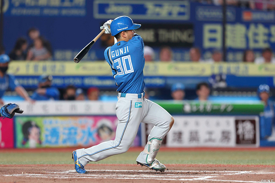 7回表、二塁打を放つ郡司選手