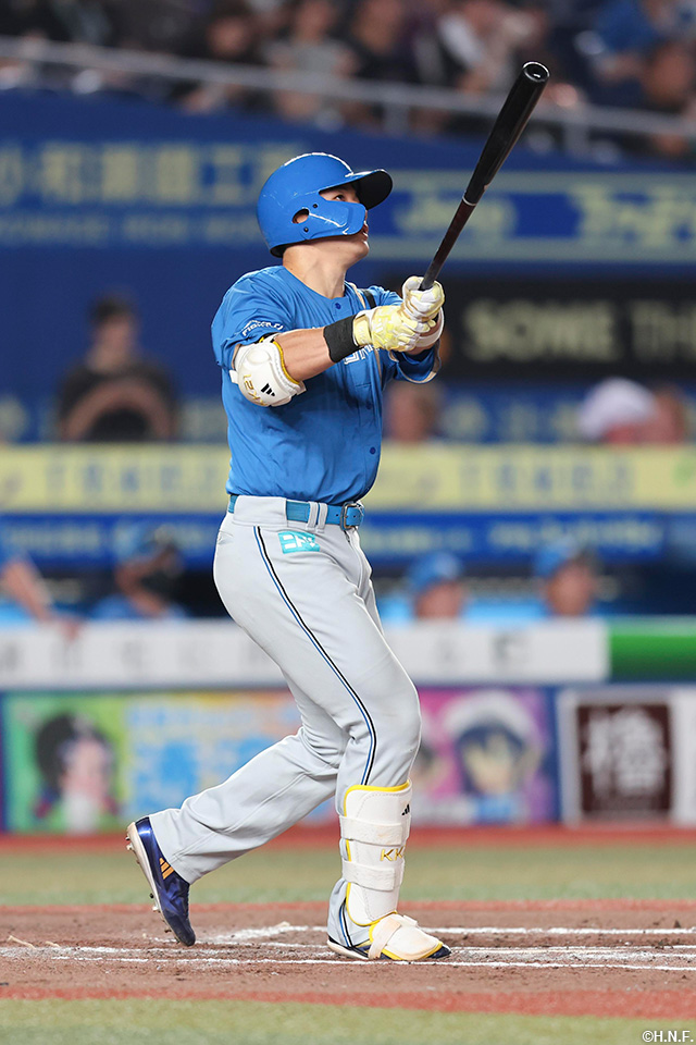 7回表、ライトスタンドへ勝ち越し本塁打を放つ清宮選手01