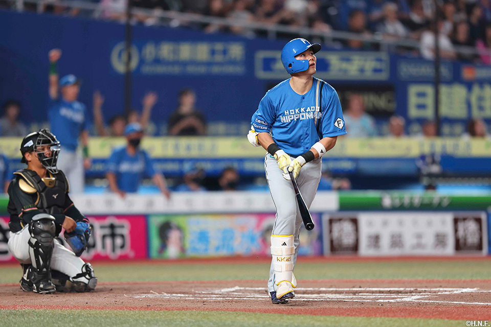 7回表、ライトスタンドへ勝ち越し本塁打を放つ清宮選手02