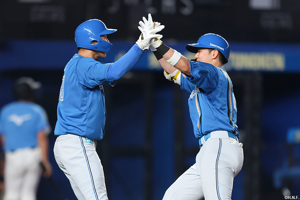 9回表、2ランを放った清宮選手を迎える石井選手