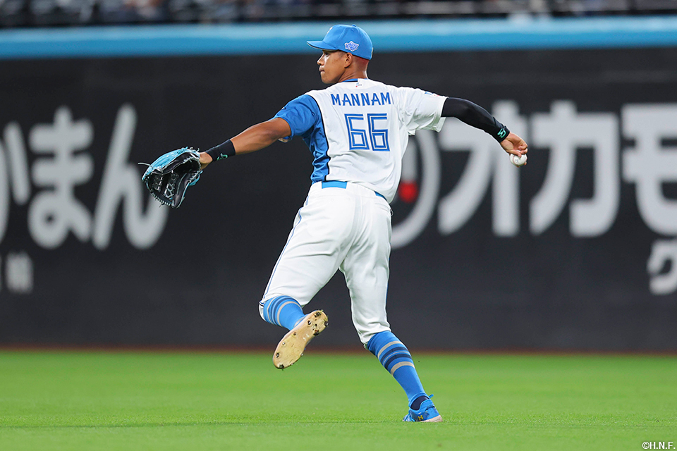 1回表、好守を見せる万波選手