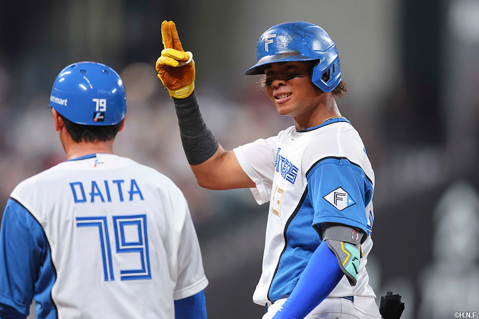 4回裏、センターへヒットを放つ水谷選手03