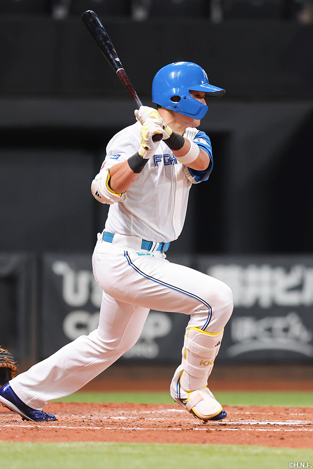 5回裏、ライトへヒットを放つ清宮選手