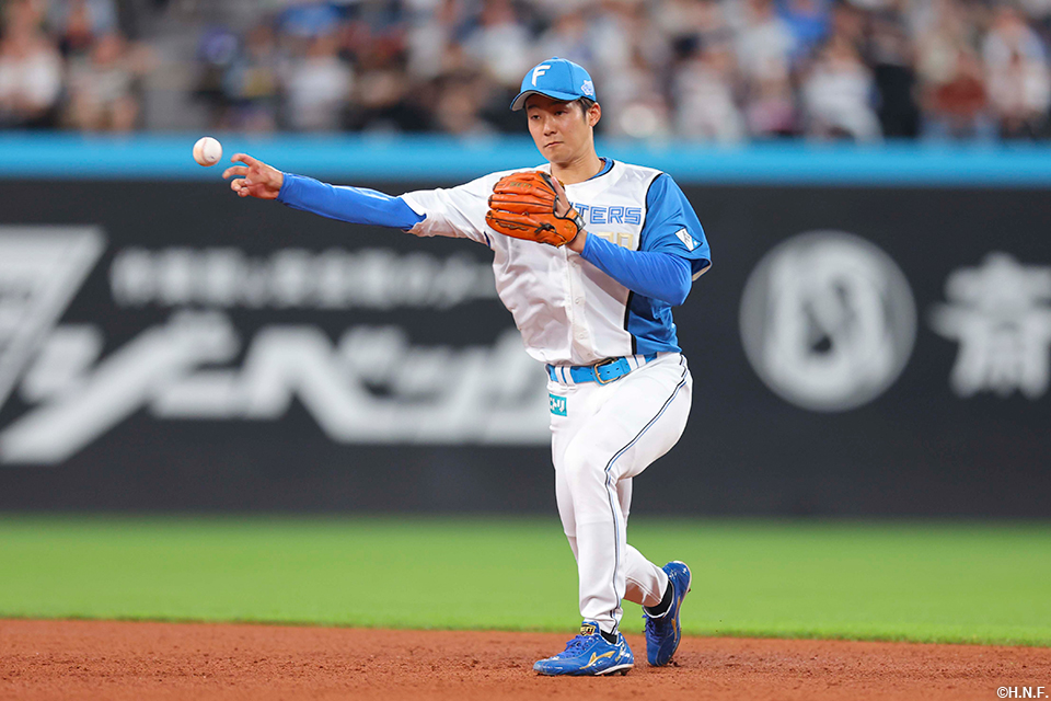 7回表、好守を見せる石井選手