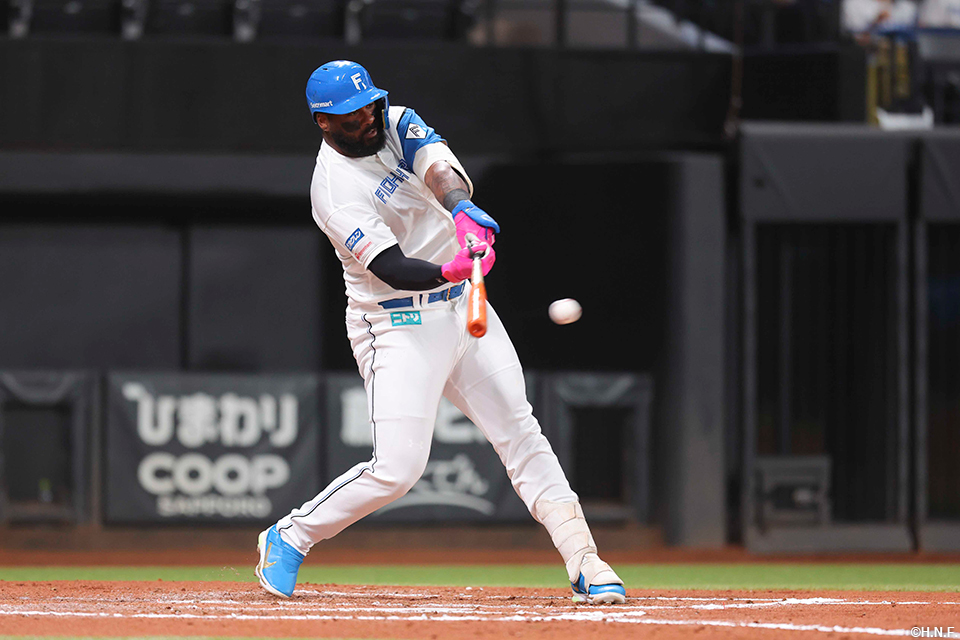 7回裏、センターへヒットを放つレイエス選手01