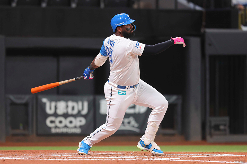 7回裏、センターへヒットを放つレイエス選手02