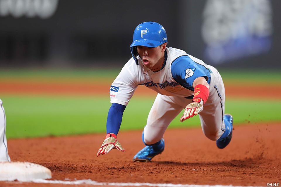 7回裏、盗塁を試みる五十幡選手