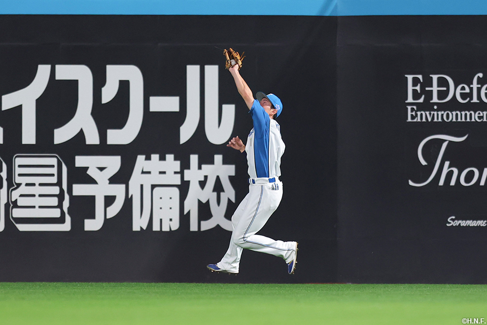 9回裏、好守を見せる松本剛選手