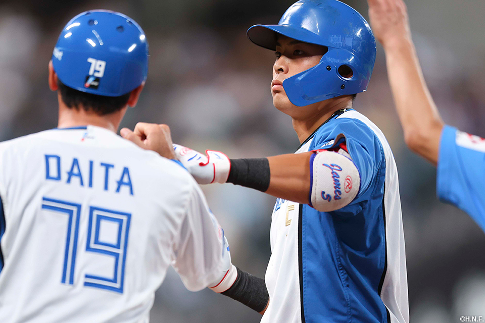 12回裏、レフトへヒットを放つ野村選手