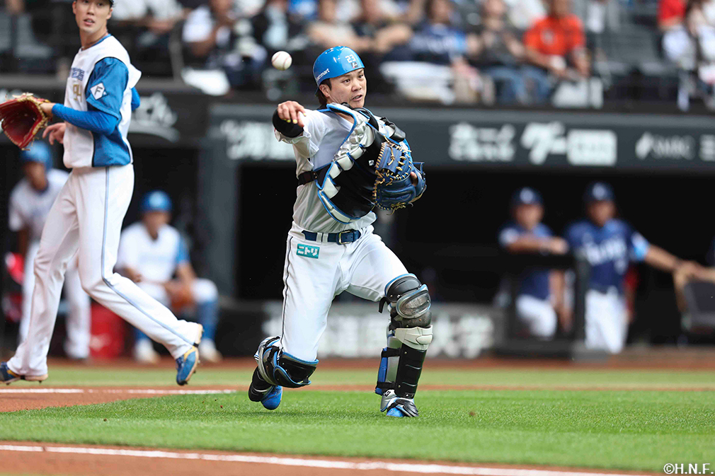 2回表、一塁へ送球する伏見選手