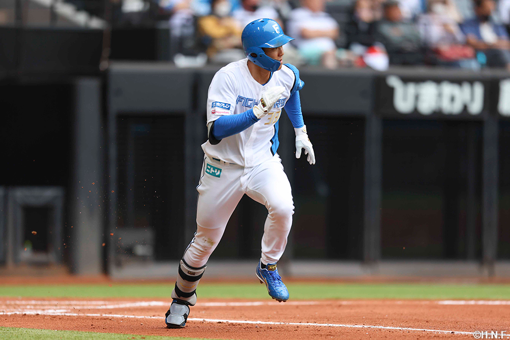 2回裏、センターへヒットを放つ石井選手