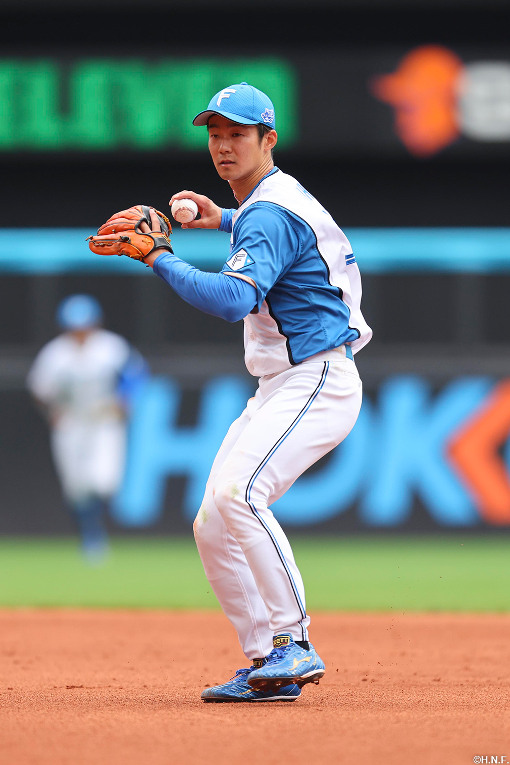 3回表、一塁へ送球する石井選手