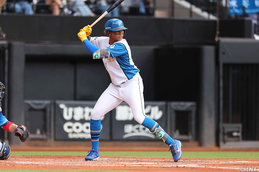 3回裏、センターへヒットを放つ水谷選手01