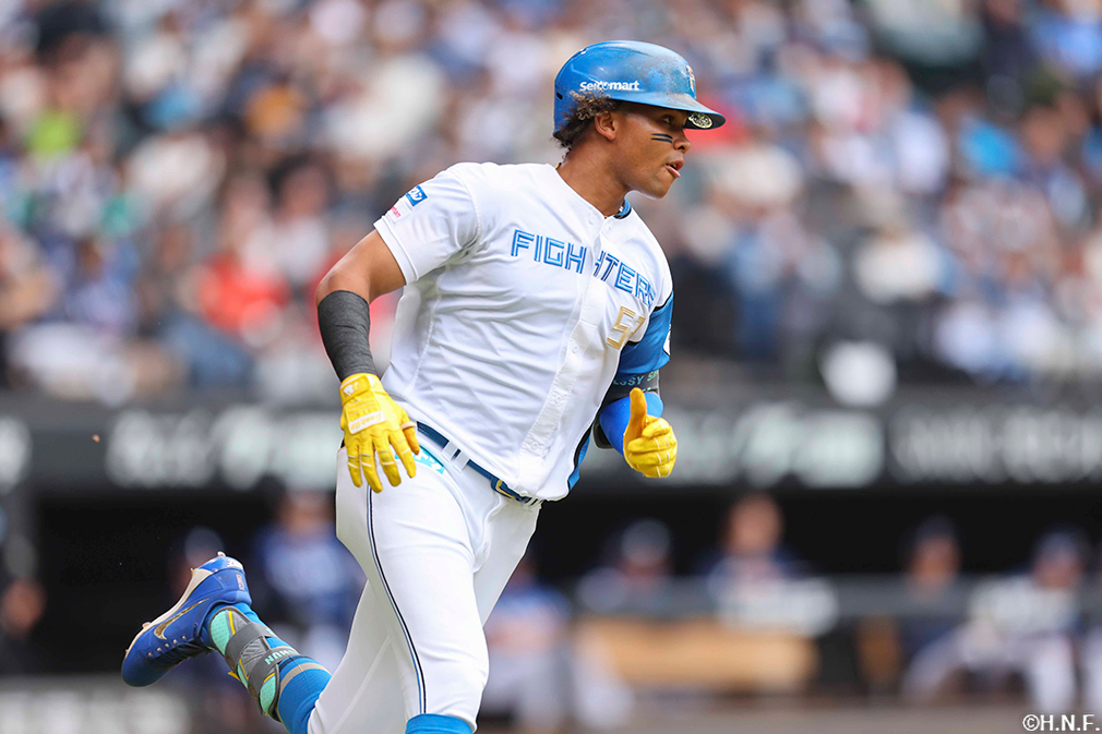 3回裏、センターへヒットを放つ水谷選手02