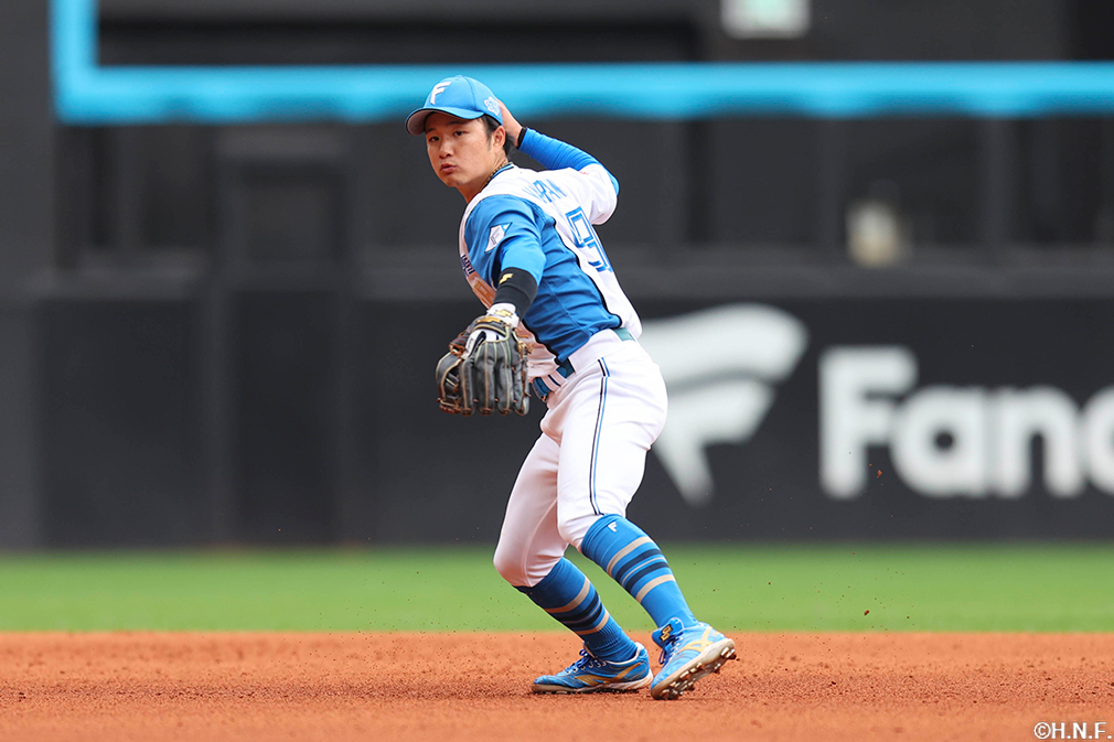 4回表、一塁へ送球する奈良間選手