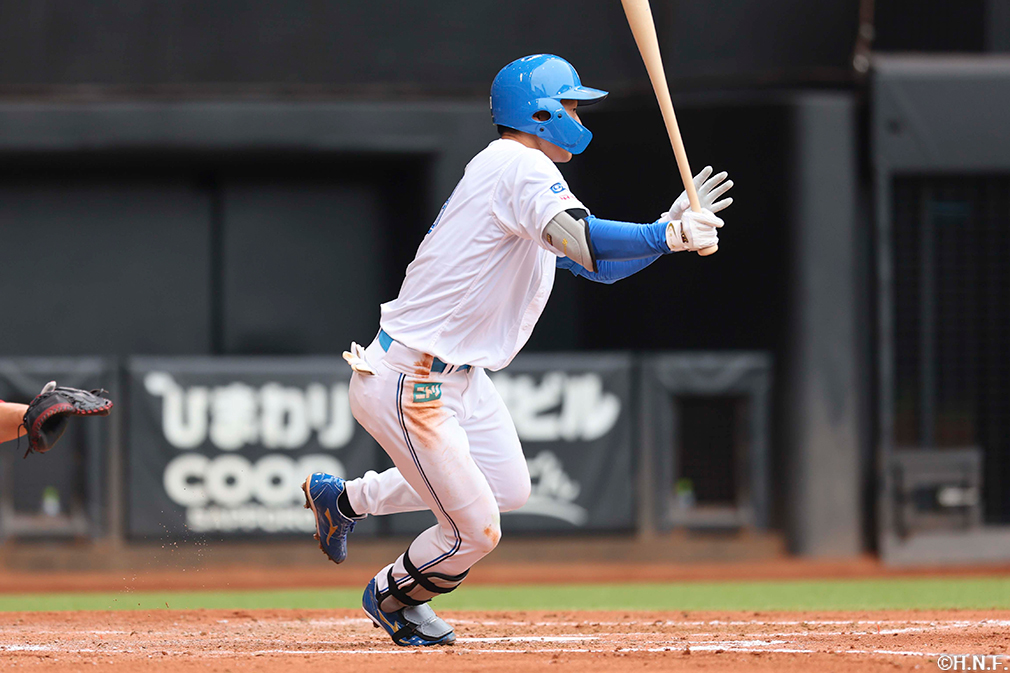 4回裏、センターへヒットを放つ石井選手01