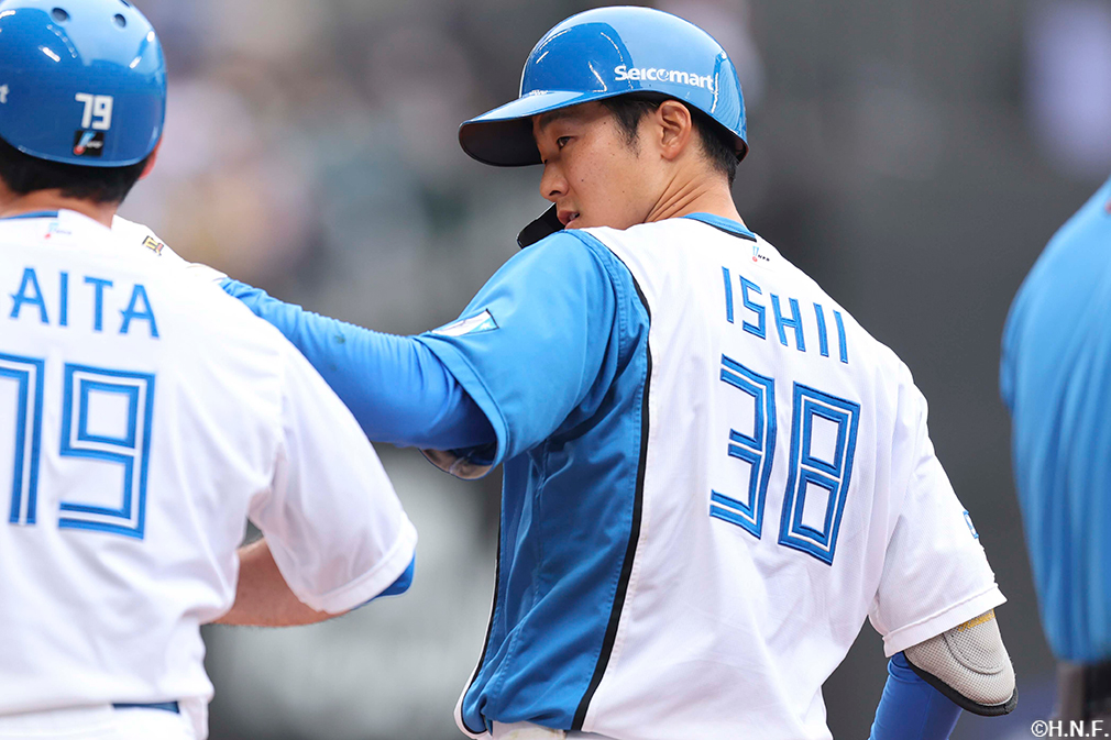 4回裏、センターへヒットを放つ石井選手02