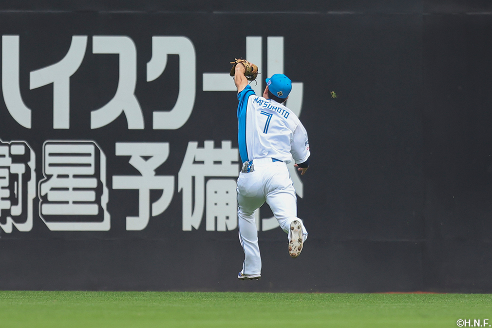 6回表、好守をみせる松本剛選手01