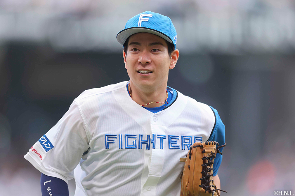 6回表、好守をみせる松本剛選手02