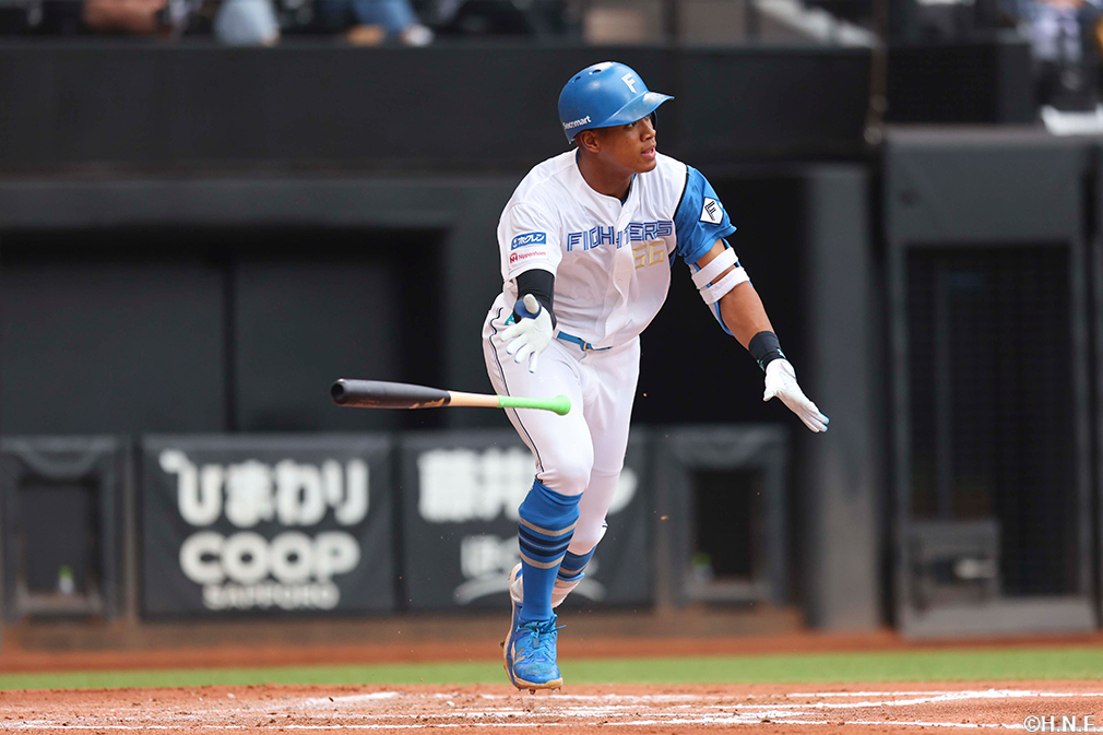 6回裏、センターへ二塁打を放つ万波選手02