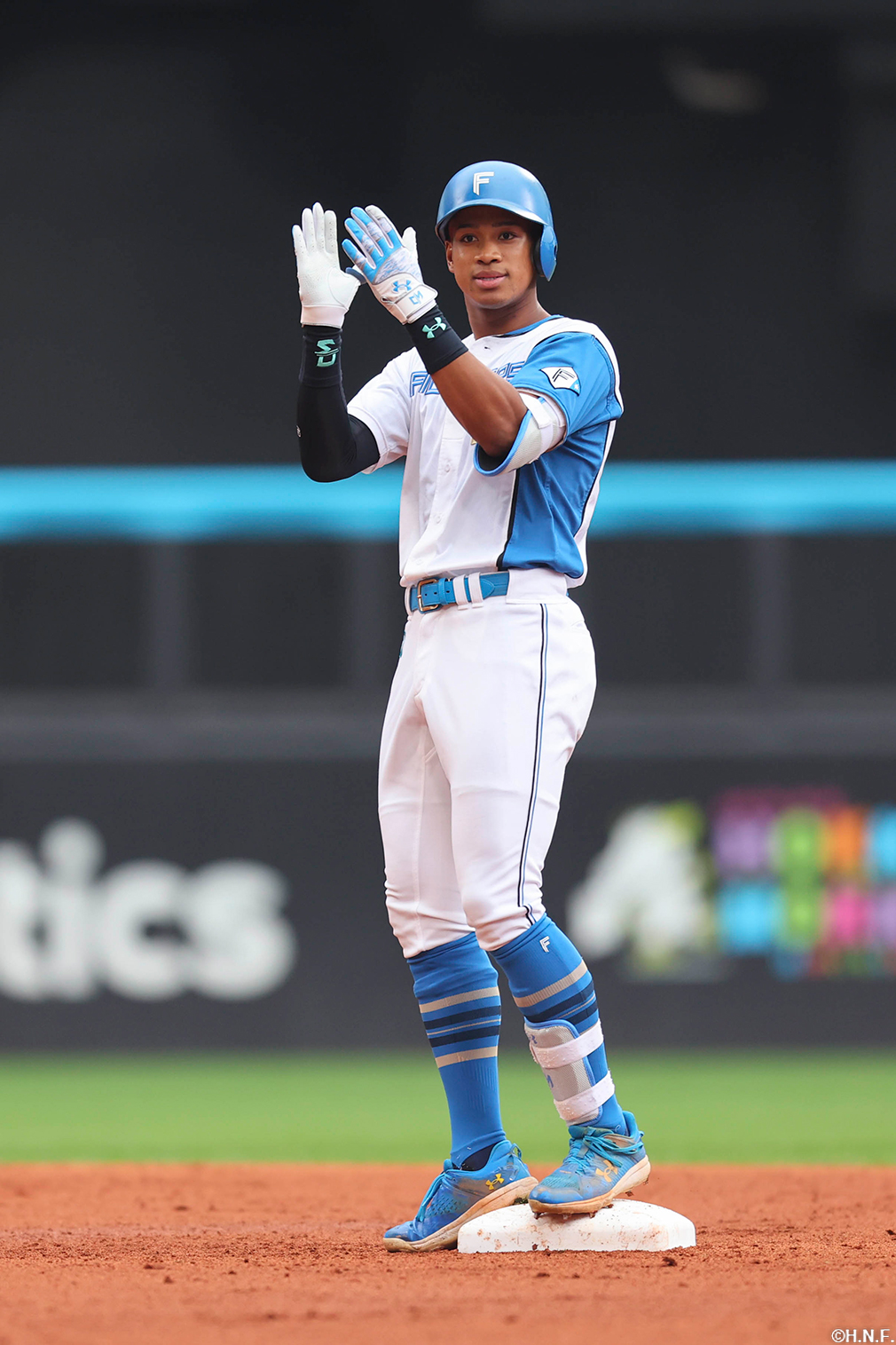 6回裏、センターへ二塁打を放つ万波選手03