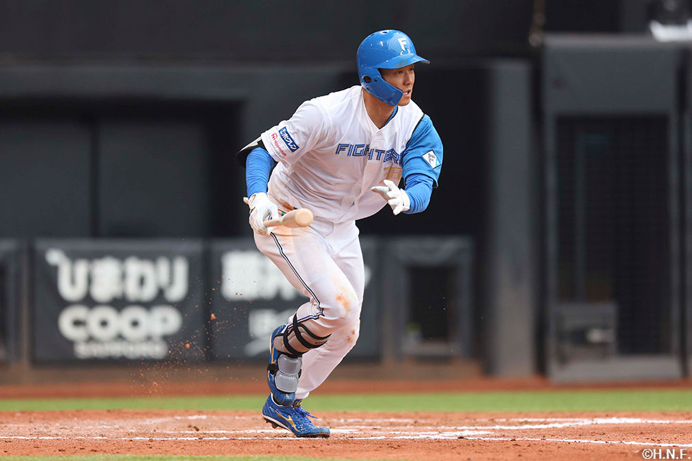 7回裏、ライトへヒットを放つ石井選手02