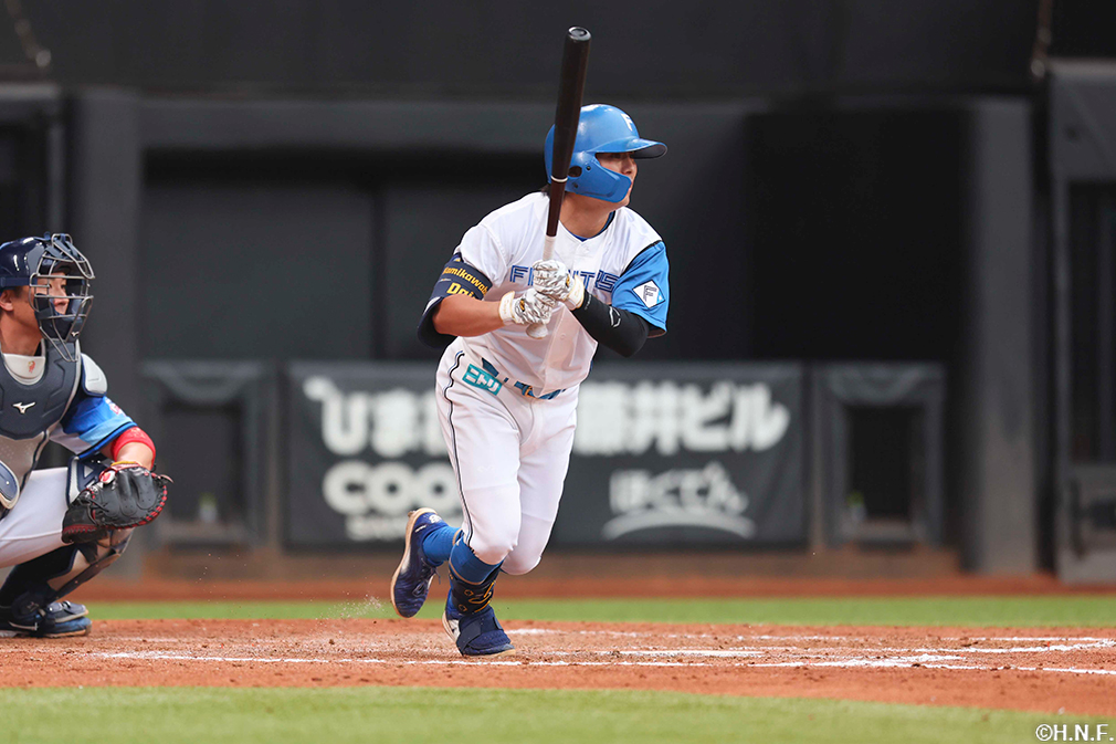 7回裏、ライトへヒットを放つ上川畑選手01