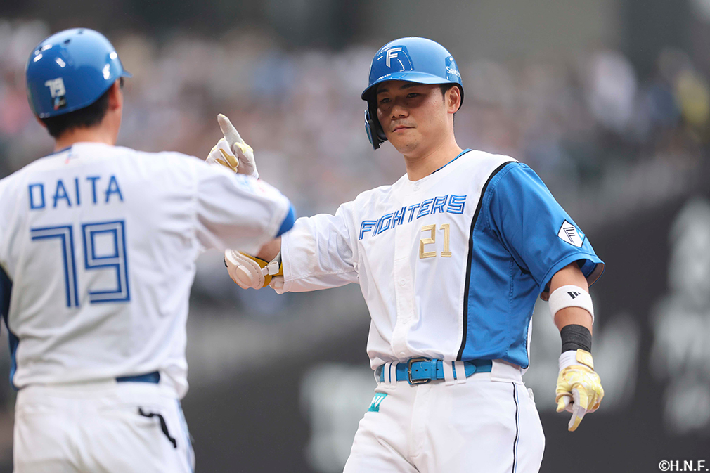 7回裏、センターへ適時打を放った清宮選手