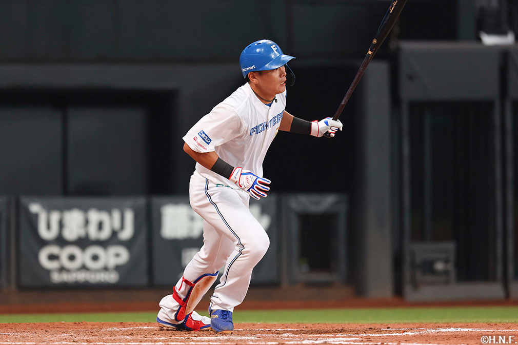 8回裏、センターへヒットを放つ野村選手