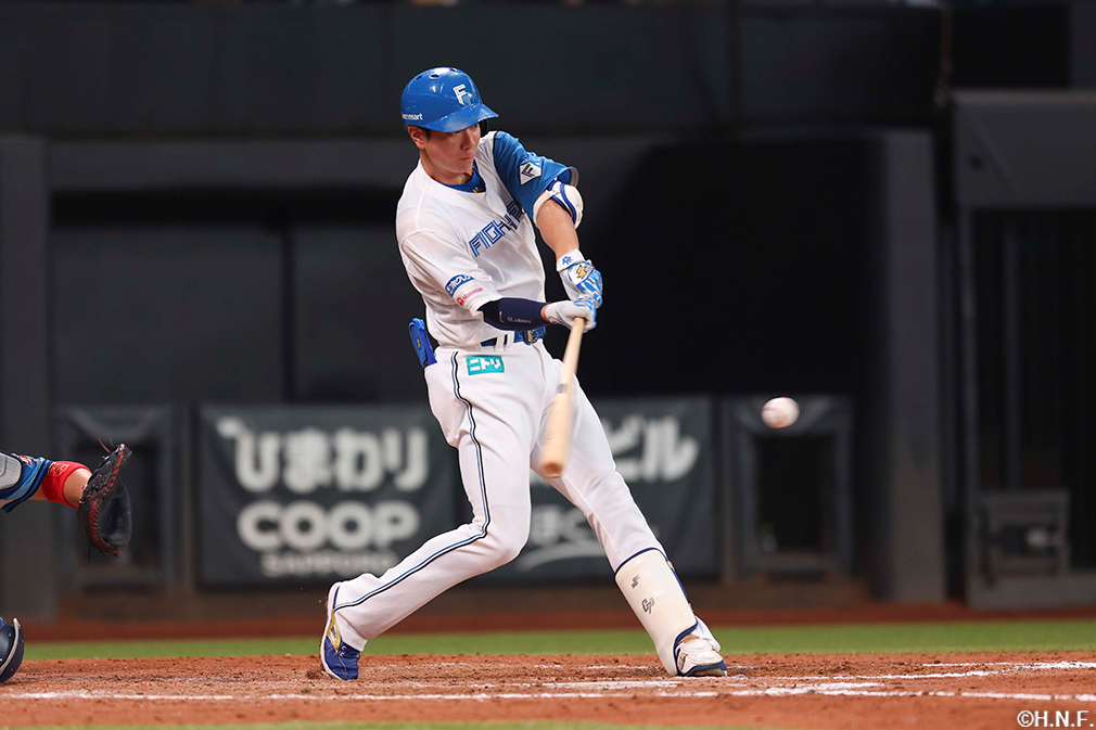 8回裏、レフトへヒットを放つ松本剛選手01