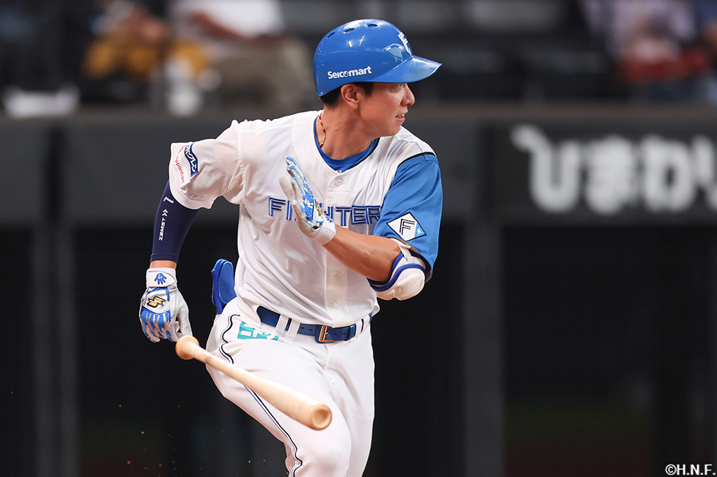 8回裏、レフトへヒットを放つ松本剛選手02