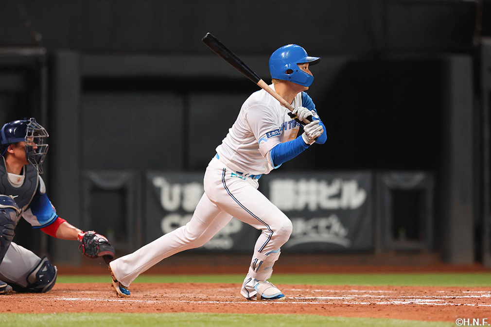 9回裏、センターへヒットを放つ淺間選手01