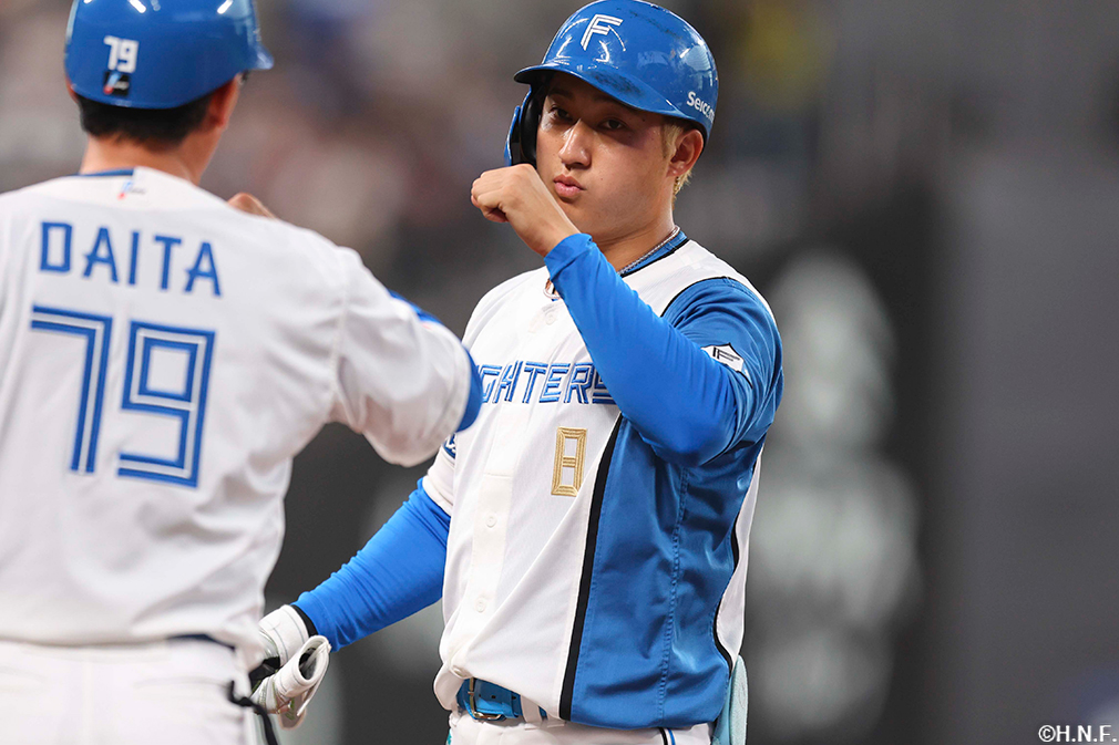 9回裏、センターへヒットを放つ淺間選手02