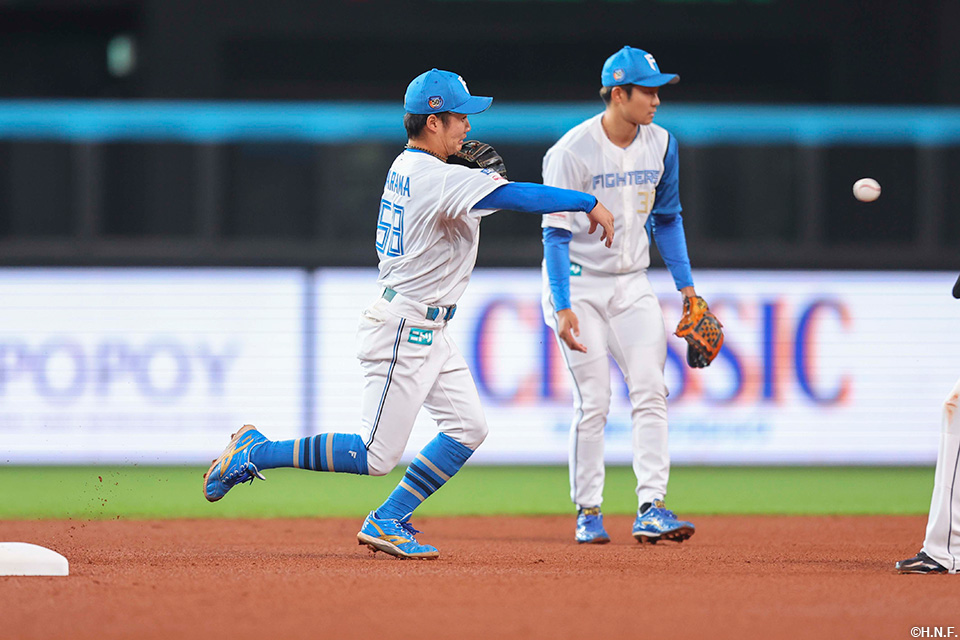 1回表、併殺を完成させる奈良間選手と石井選手