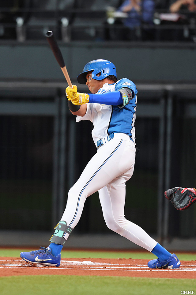 1回裏、二塁打を放つ水谷選手01