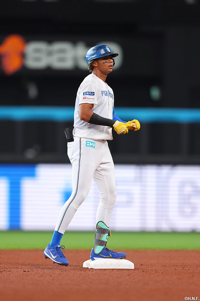 1回裏、二塁打を放つ水谷選手03