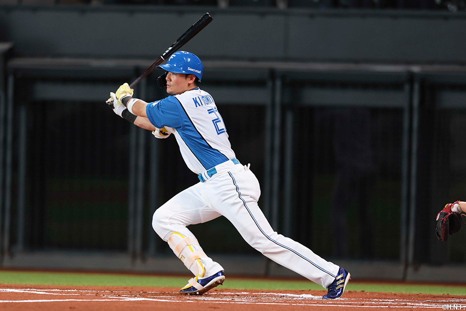 1回裏、先制適時二塁打を放つ清宮選手