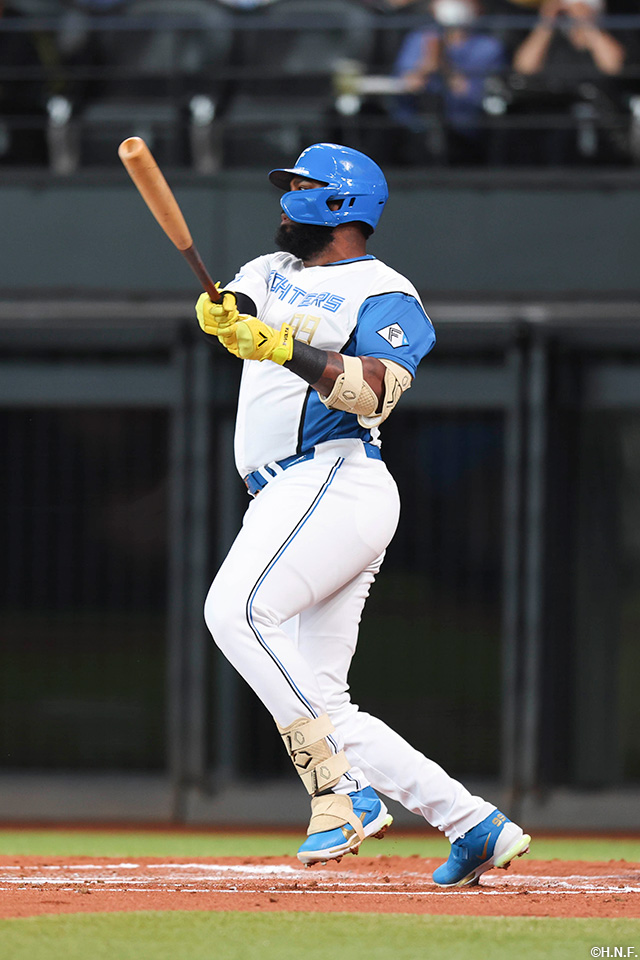 1回裏、適時打を放つレイエス選手01