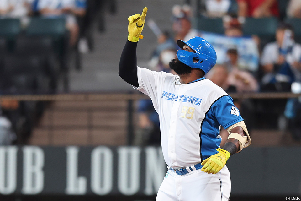 1回裏、適時打を放つレイエス選手02