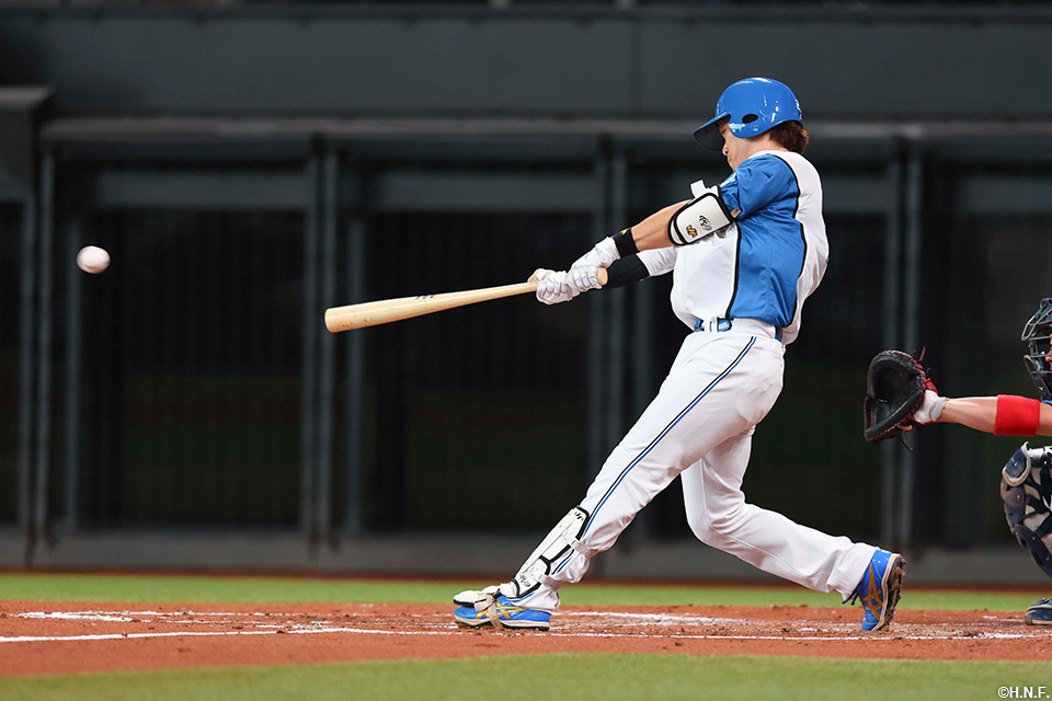 2回裏、レフトへヒットを放つ伏見選手01