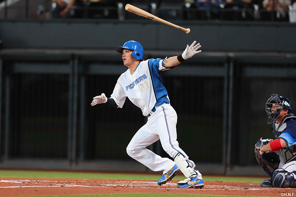 2回裏、レフトへヒットを放つ伏見選手02